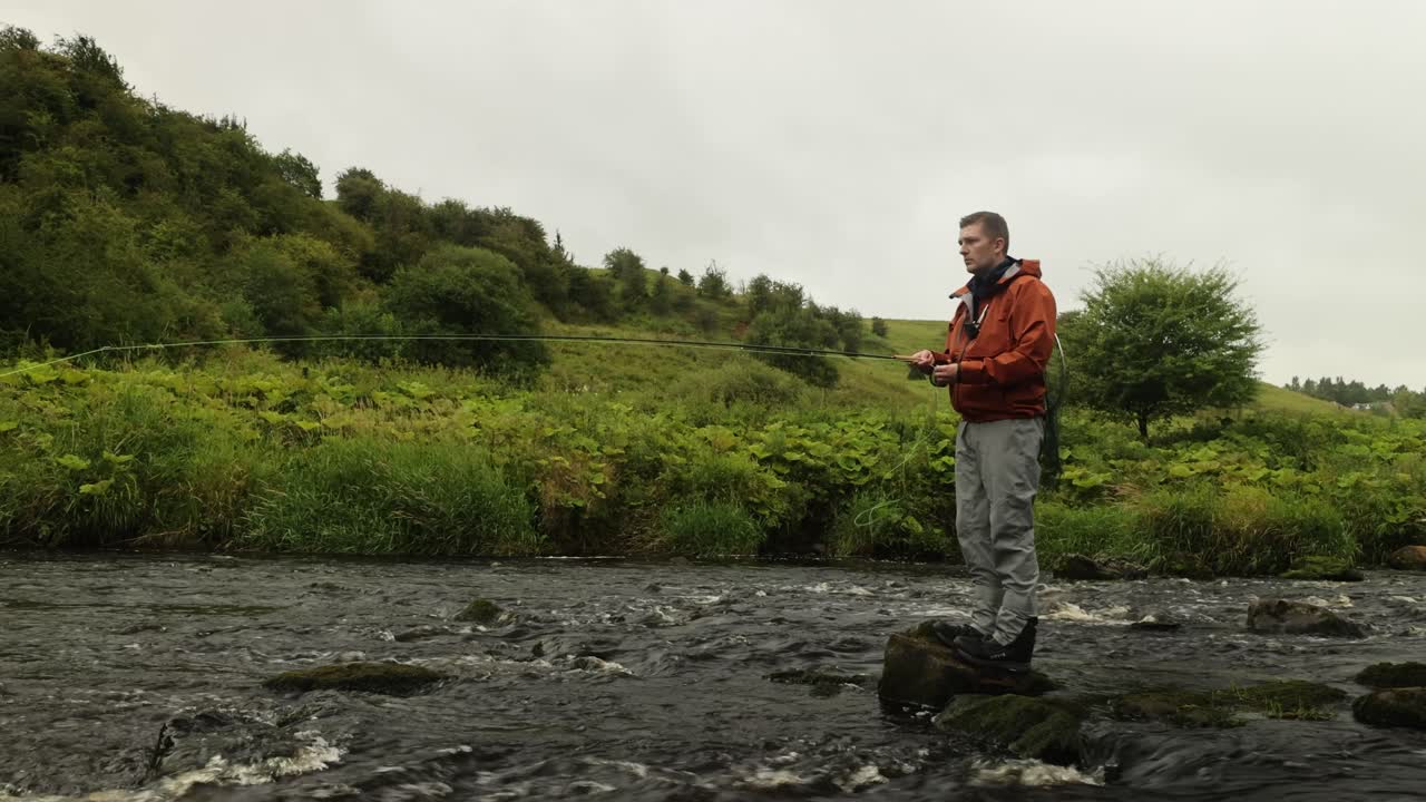 날개  ⁇ 시 ⁇  이 빨리 흐르는 강 에 줄 을 던지는 정적  ⁇