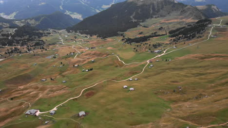 Toma-Circular-Aérea-De-Un-Dron-Sobre-El-Pueblo-De-Seceda,-Dolomitas-Italia