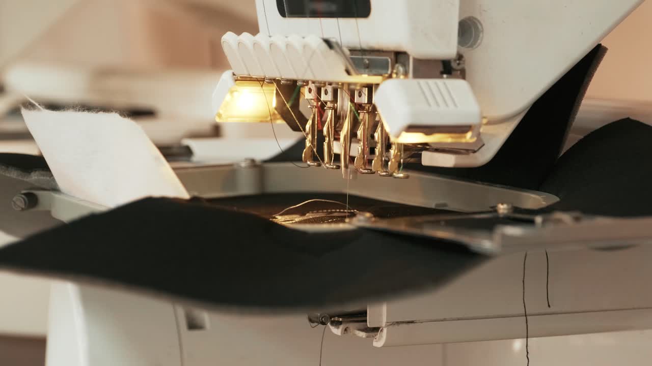 자동 봉제 기계는 고속으로 작동합니다. 클로즈업