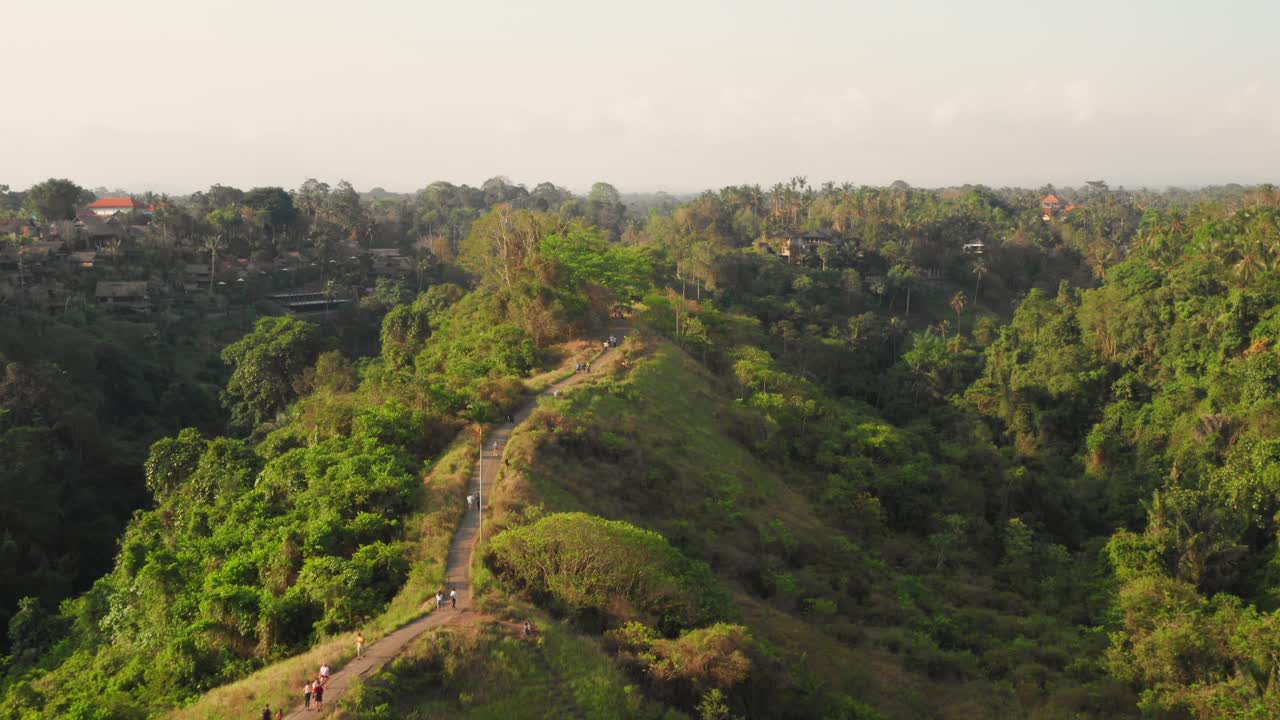 Luftfoto af bjergkammen nær Ubud ved solnedgang.