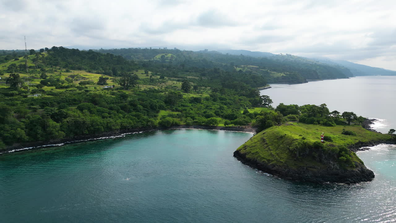 fotografia aérea de um farol em lagoa azul e a costa de são tomé, áfrica