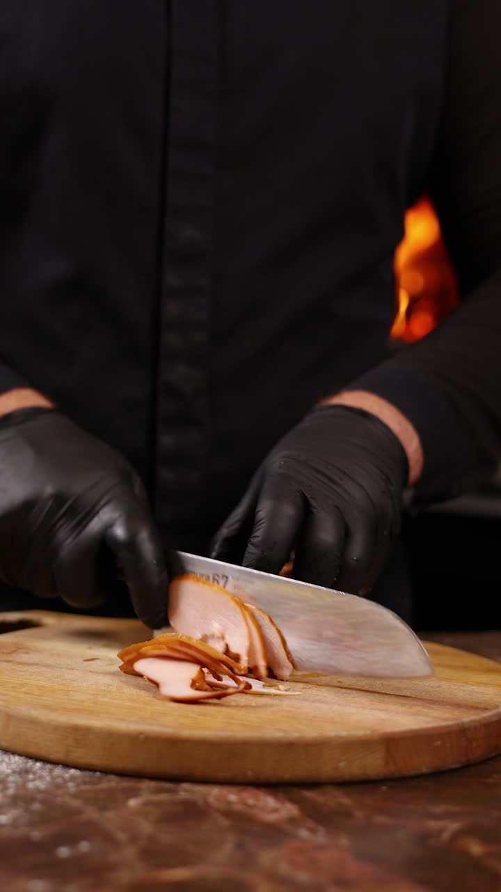 el chef está cortando jamón ahumado.