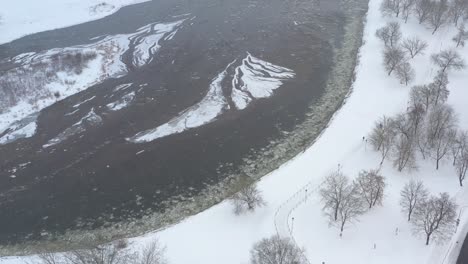 Vista-Aérea-Del-Hielo-Que-Fluye-En-El-Río-En-El-Frío-Invierno