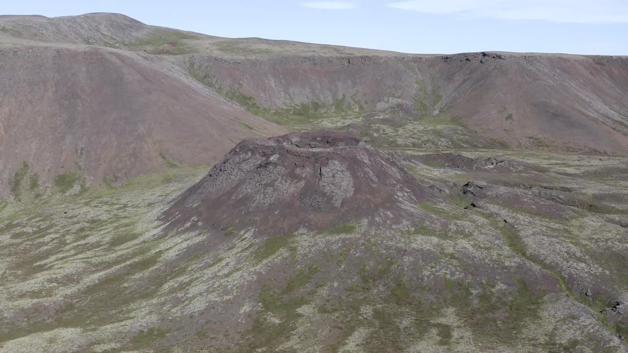 cráter de cono volcánico de hito natural en el paisaje salvaje de islandia