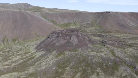 Cráter-De-Cono-Volcánico-De-Hito-Natural-En-El-Paisaje-Salvaje-De-Islandia