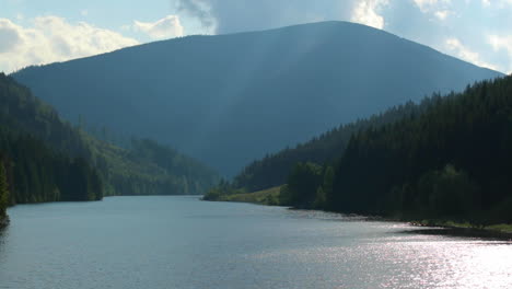 Verkleinern-Sie-Die-Ebene-Des-Trinkwasserreservoirs-Sance-Mit-Einem-Natürlichen-Tal-Voller-Hügel-Und-Berge-Rund-Um-Die-Wasserebene,-Die-Sich-Bei-Starkem-Wind-Bewegt