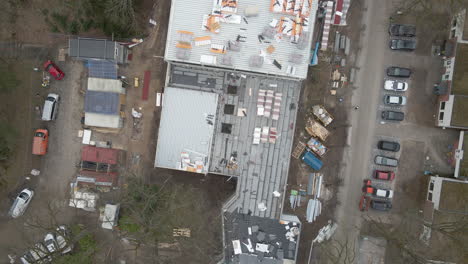 antena de arriba hacia abajo de un trabajador de la construcción que trabaja en un gran sitio de construcción - colocación de drones