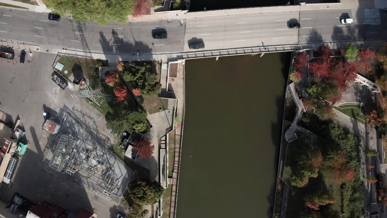 flint river en flint, michigan, con un video de un dron que muestra los autos y el puente avanzando