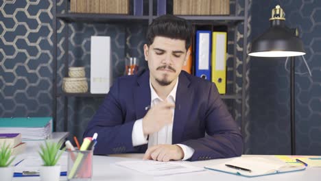 joven hombre de negocios reflexivo pensando y firmando papeles.