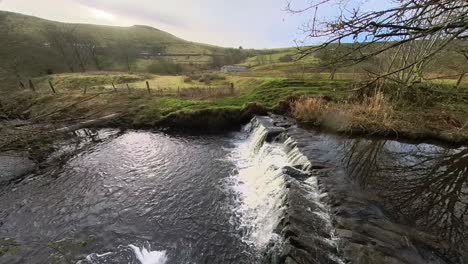 Wandern-In-Einem-Waldgebiet-Am-Flussufer-In-Der-Nähe-Des-Flusses-Mit-Kleinem-Wasserfall