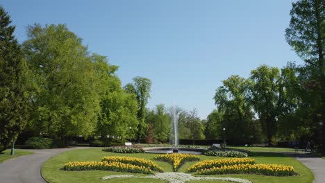 El-Jardín-De-La-Fuente-En-El-Castillo-De-Praga-En-Un-Día-Soleado-En-Praga,-República-Checa