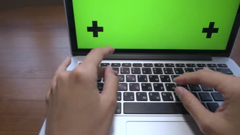 manos de mujer escribiendo y desplazándose en un trackpad en un ordenador portátil ordenador portátil de primer plano. puntos de seguimiento con un alfiler de perspectiva en ángulo. oficina en casa y trabajo remoto