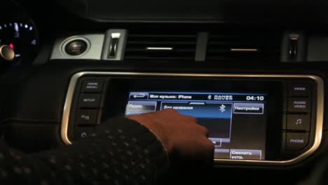 uso del sistema de infoentretenimiento del automóvil por la noche