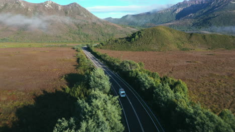 Ein-Großer-Weißer-Lieferwagen,-Der-Die-Straße-An-Der-Westküste-Von-Tasmanien-In-Australien-Hinunterfährt