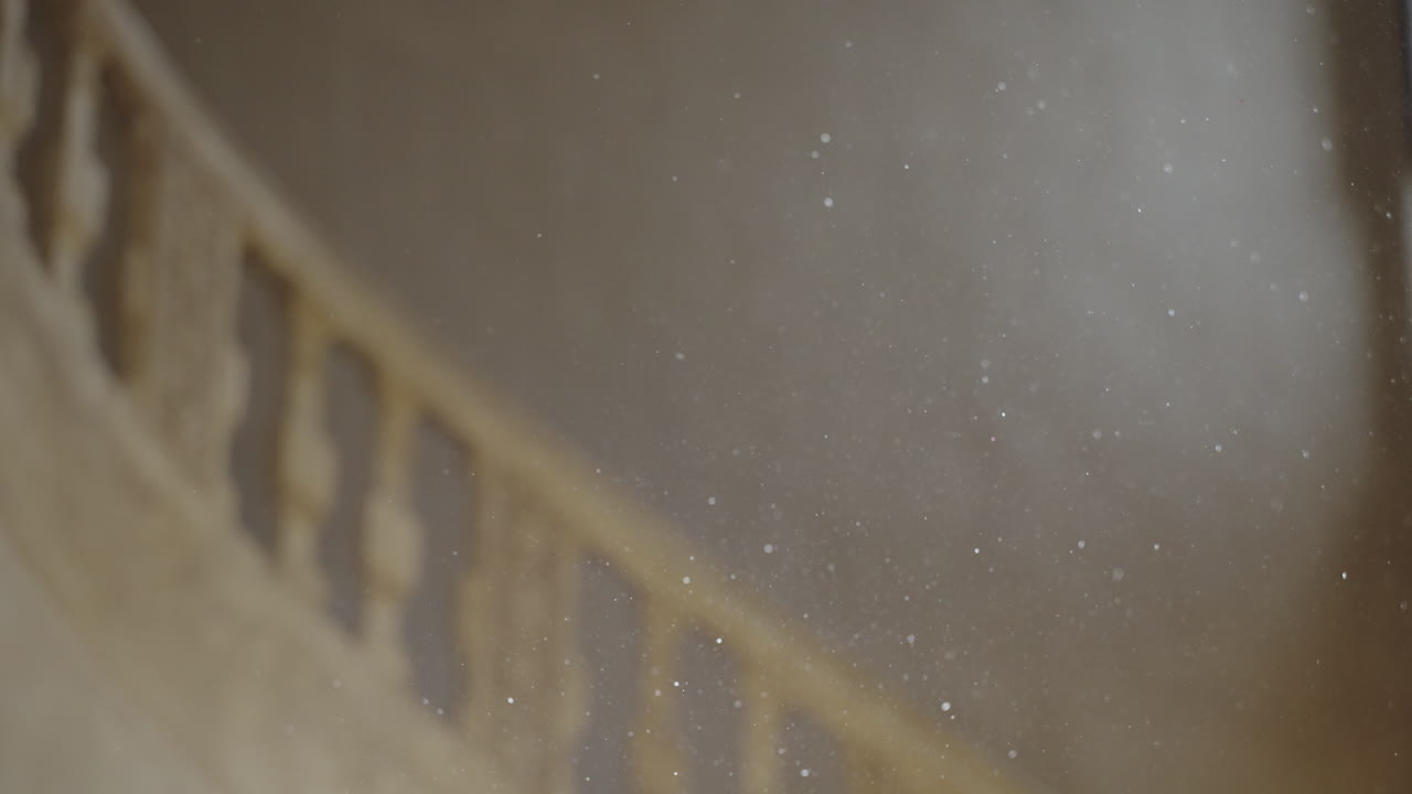 아름다운 돌 계단 위의 입자와 오래된 성 안의 창문에서 오는 빛