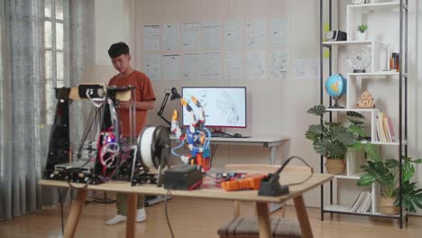 estudiante trabajando en un proyecto de robótica en casa