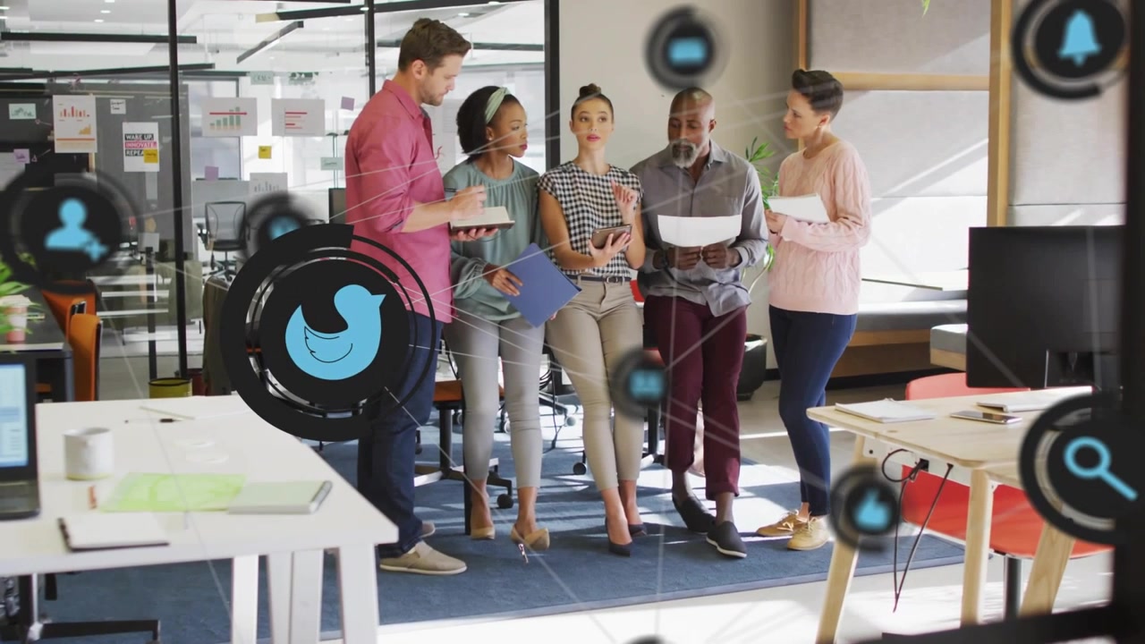 Un team di cinque persone che indica un tablet e collabora in ufficio, con icone UI che si trasformano in una rete aziendale.