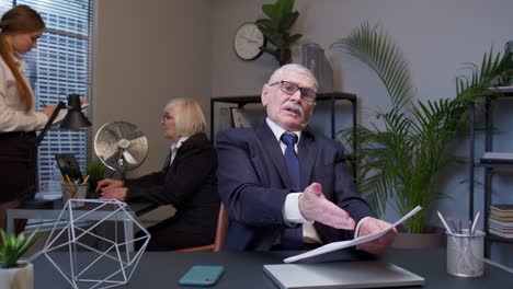 a businessman leads a business meeting in a modern office