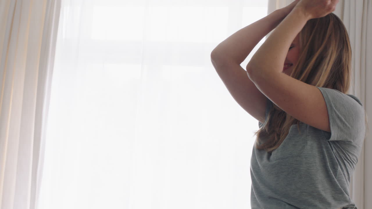 hermosa mujer joven bailando a la música en casa sintiéndose feliz disfrutando de la danza divertida divirtiéndose estilo de vida positivo 4k imágenes