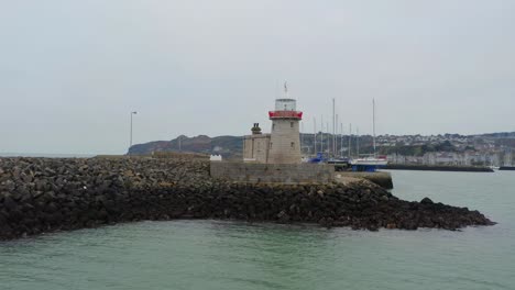 órbita-Aérea-Destaca-El-Faro-Del-Puerto-De-Howth