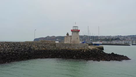 la órbita aérea destaca el faro del puerto de howth