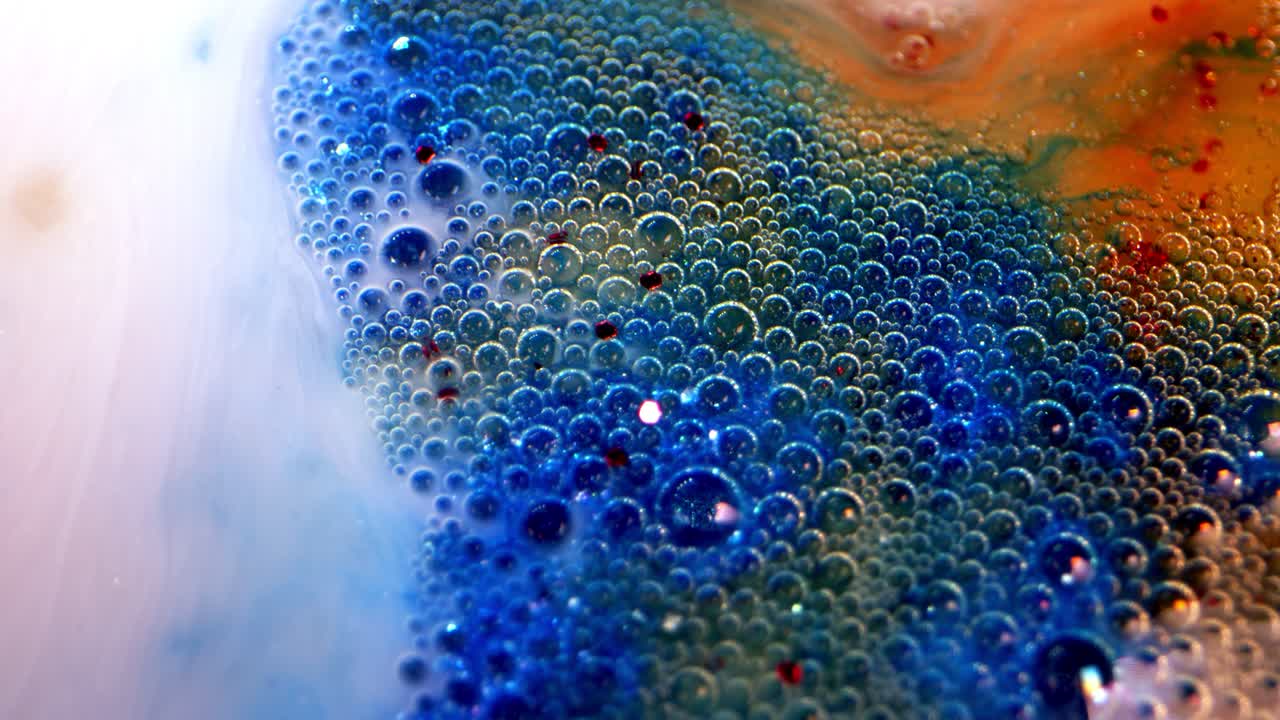 burbujas abstractas de colores con tinta en agua de aceite
