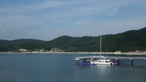 Transbordador-En-Un-Muelle-Cerca-De-La-Playa-En-La-Ciudad-De-Geonje,-Corea-Del-Sur---Tiro-Amplio