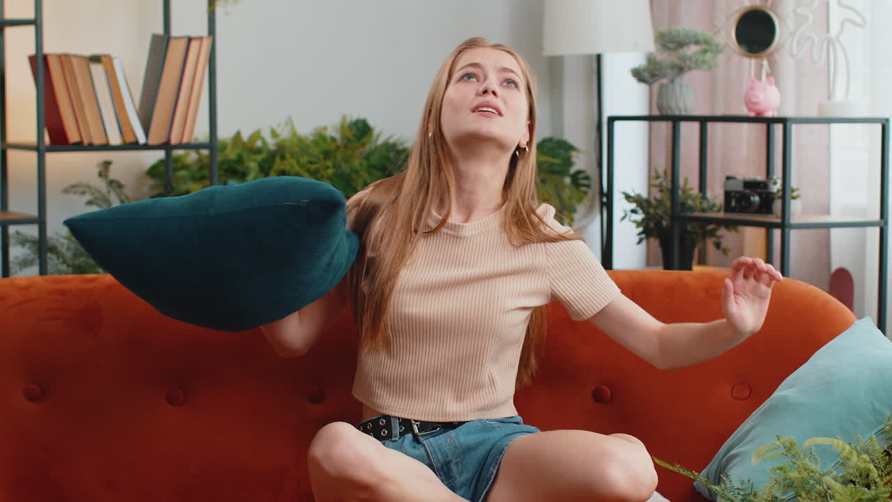 ремонтные работы у соседей концепция, раздраженная женщина дома покрывает уши подушками раздражается шумом