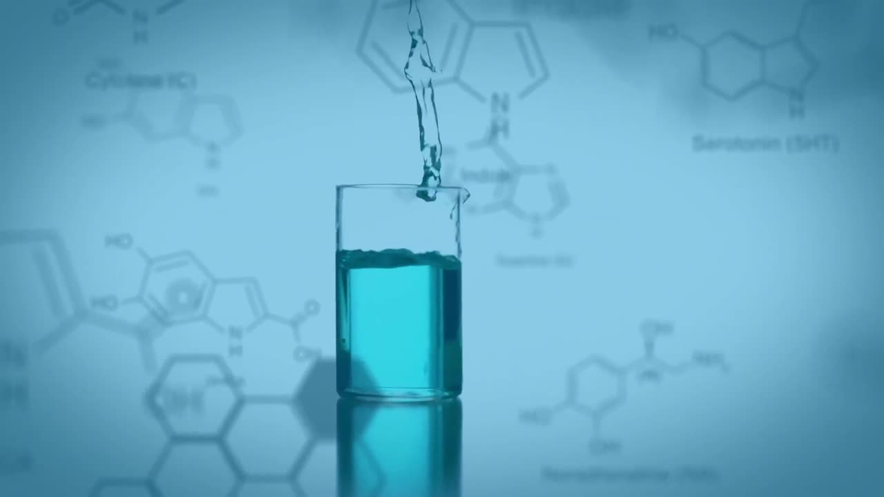 앞면에 있는 화학 화합물의 데이터와 구조 공식과 함께 떨어지는 실험실 컵