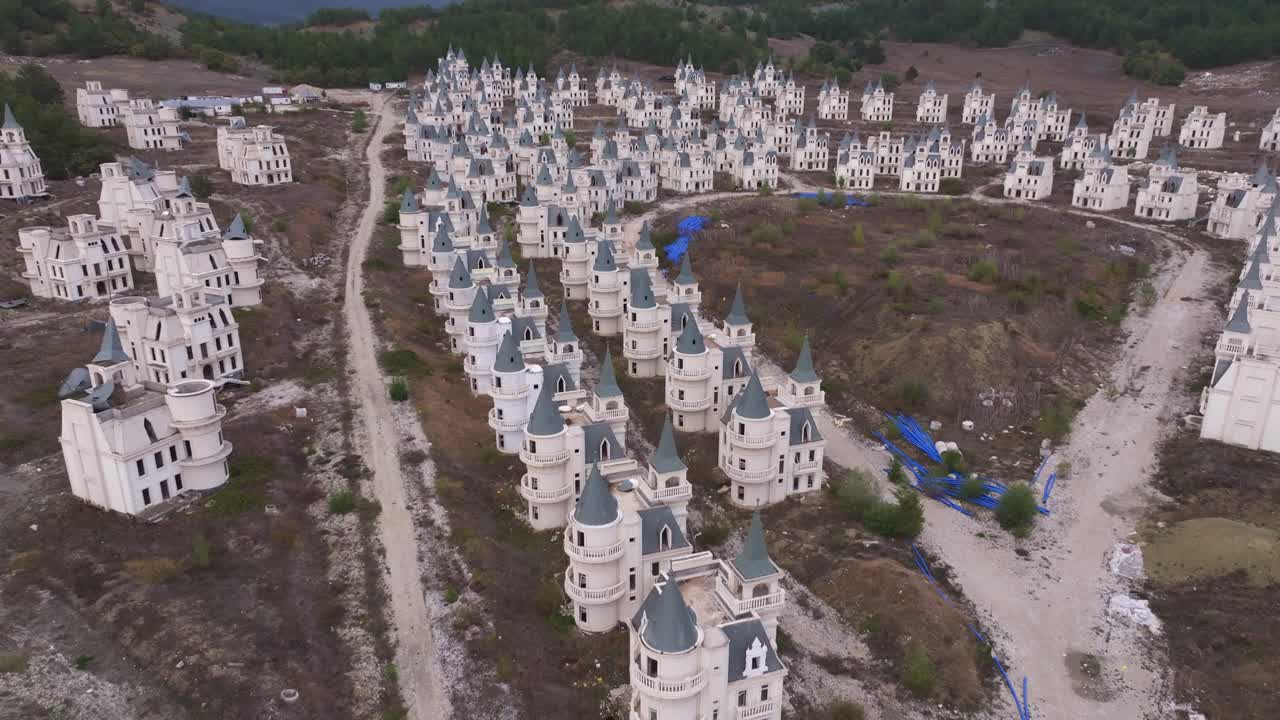 Burj Al Babas, Türkiye'de gerçeküstü bir terk edilmiş konut projesi.