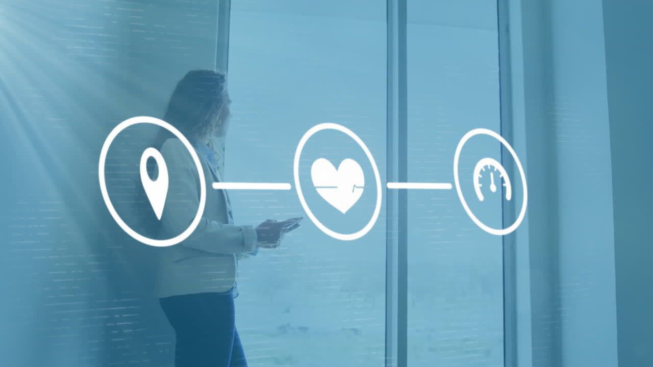 animación de diagrama de flujo, mujer biracial usando tableta digital y mirando a través de una ventana de vidrio
