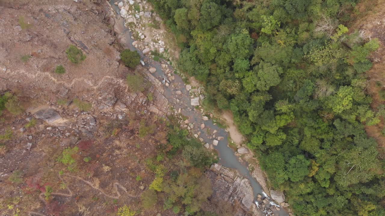 vista de pájaro del río que fluye en meghalaya