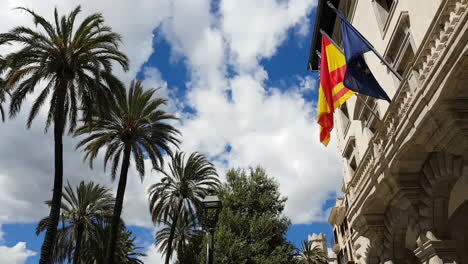 drapeaux de l'europe, de l'espagne et des îles baléares agitant