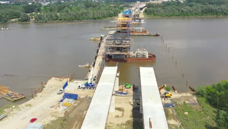 vista aérea de la construcción del puente y el paso de la carretera