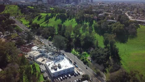 Neigen-Sie-Sich-Vom-Stadtpark-Nach-Oben,-Um-Die-Skyline-Der-Innenstadt-Von-Los-Angeles-Zu-Enthüllen