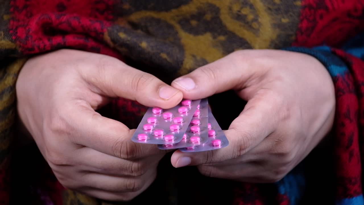 약을 들고 있는 여자