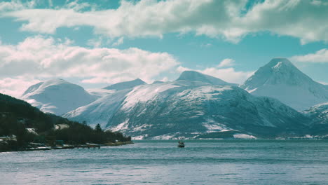 在lyngen fjord上的一艘船的令人惊叹的镜头, 背后有山脉