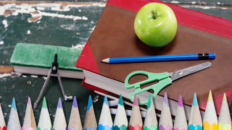 animación de lápices sobre artículos escolares en una mesa de madera
