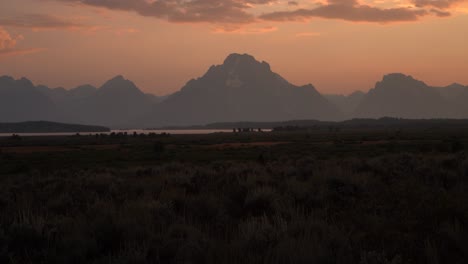 los grand tetons vistos desde un claro en el parque nacional de yellowstone