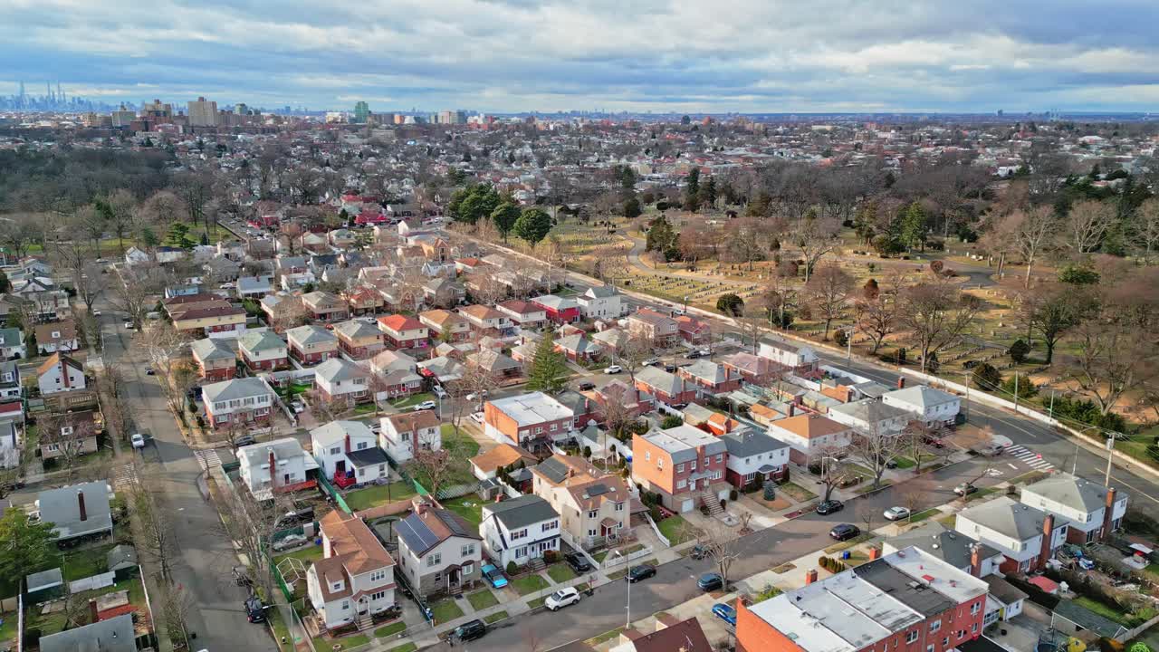 hileras de casas en el barrio de east flushing en queens, nueva york, ee.uu.