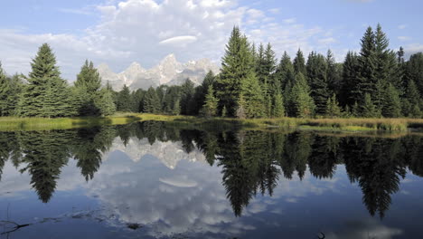 Zeitraffer-Von-Wolken,-Bergen-Und-Wald,-Die-Sich-Bei-Der-Schwabacher-Landung-Im-Grand-Teton-Nationalpark-In-Wyoming-Widerspiegeln-1