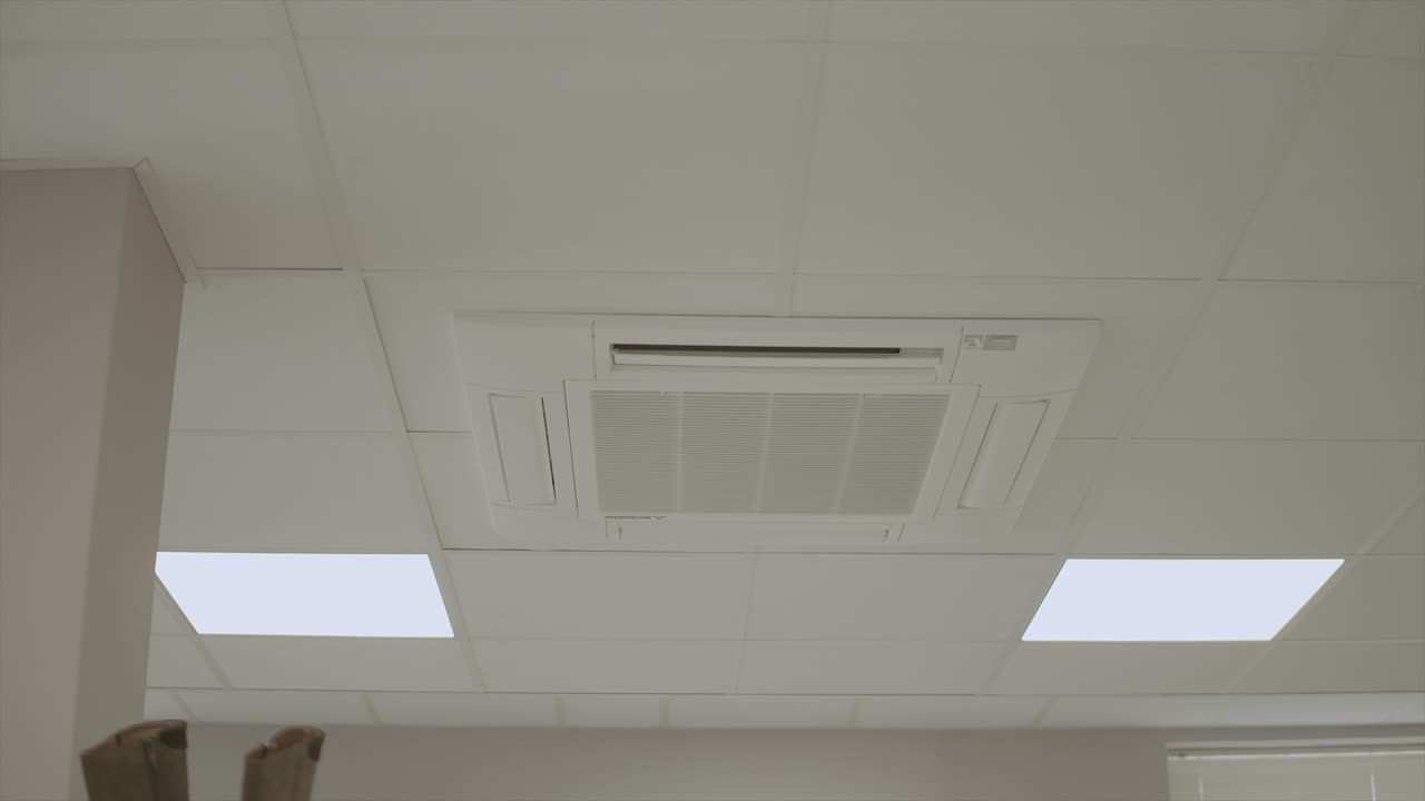 toma de arco del aire acondicionado central fijo en el techo de la oficina comercial