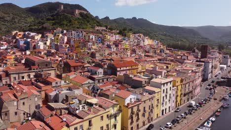 Experimente-Bosa,-Cerdeña,-Desde-Una-Impresionante-Perspectiva-Aérea,-Destacando-La-Proximidad-De-La-Ciudad-Al-Río-En-Cautivadoras-Imágenes-Tomadas-Con-Drones,-Ideales-Para-Colecciones-De-Imágenes-De-Archivo.