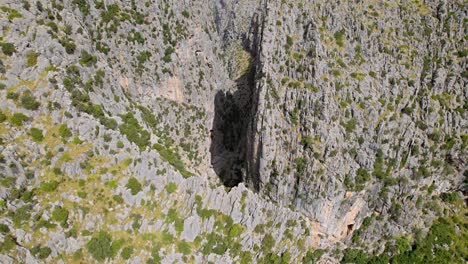 Disparo-De-Apertura-De-Drones-De-Un-Cañón-Mallorca-Montañas-Serra-De-Tramuntana-En-El-Fondo-Del-Mar-Mediterráneo