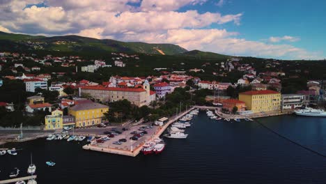 From-up-above,-a-view-of-a-river-flowing-smoothly-into-a-thriving-city-is-filled-with-breathtakingly-attractive-buildings