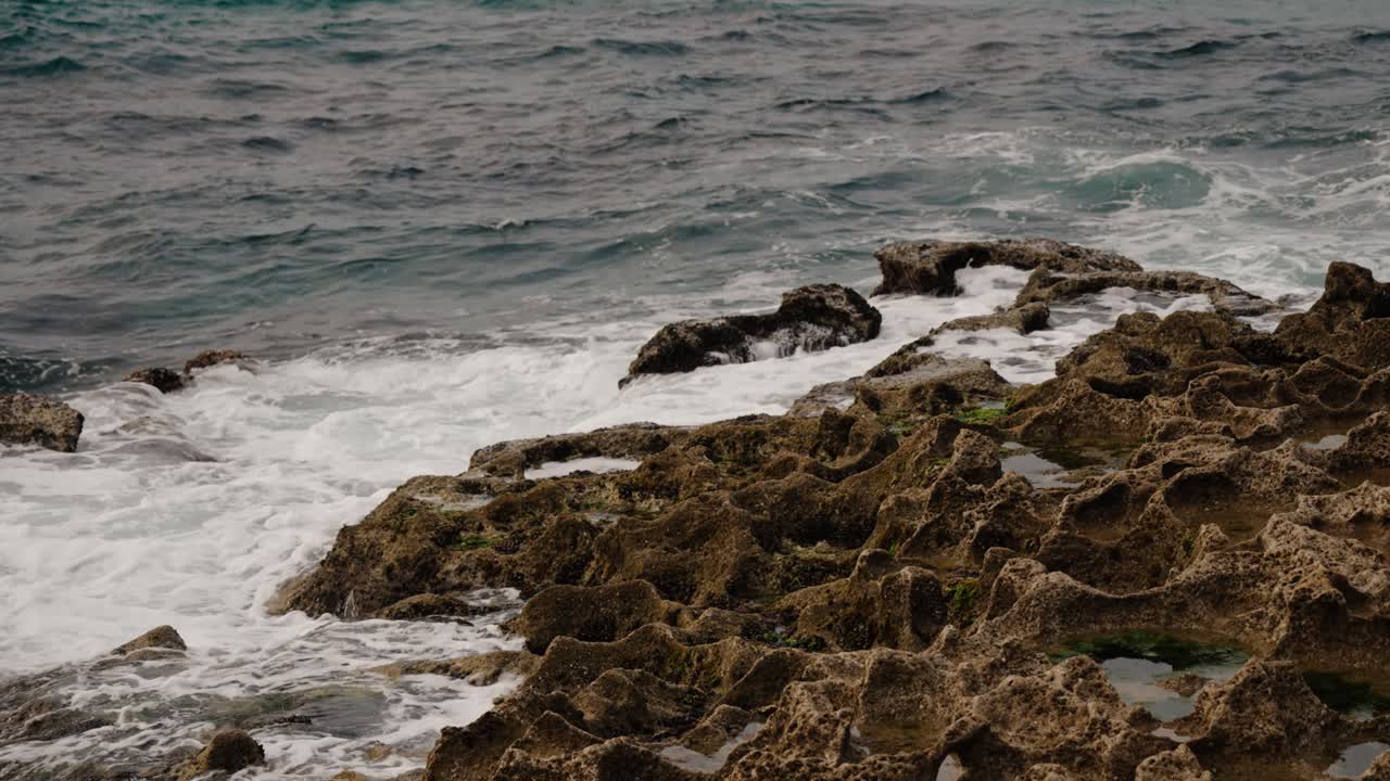 Onde oceaniche si infrangono contro rocce frastagliate lungo la frastagliata costa atlantica.
