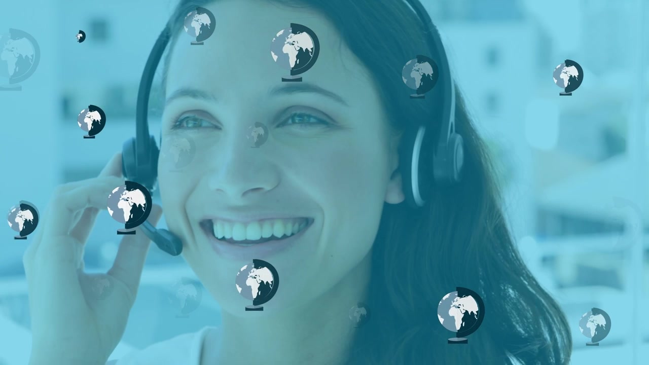 Animazione di icone di globi online su una donna d'affari caucasica che indossa un auricolare telefonico.