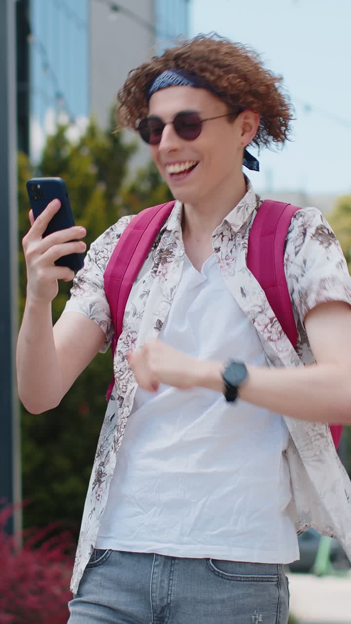 hombre usando teléfono móvil celebrando ganar buen mensaje noticias lotería premio mayor victoria aplicación de casino