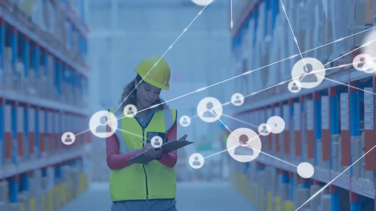 animación de la red de conexiones con iconos sobre la mujer escribiendo en el clipboard en el almacén