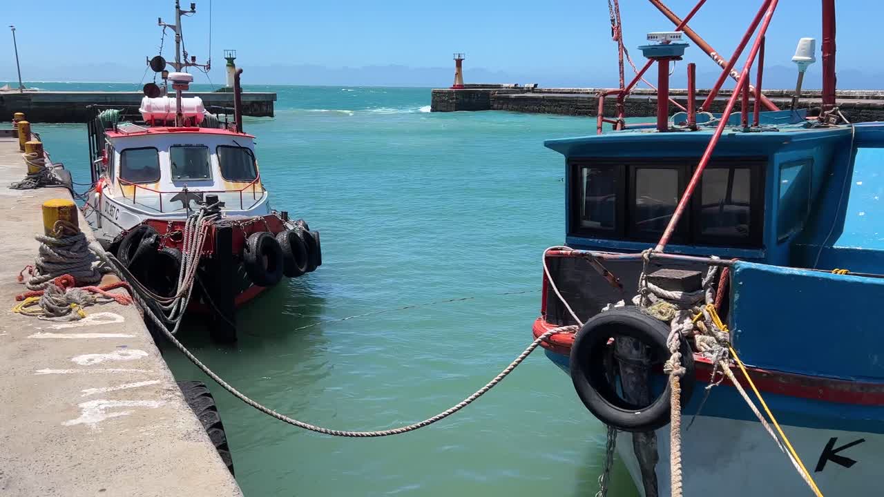barcos de pesca en el amarre en el puerto